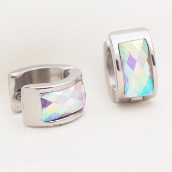 NEW!๐๐IRIDESCENT! FACETED GEM WIDE HOOPS๐๐PUNK - Picture 5 of 8